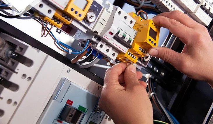 RCCB có khả năng chống giật, ngăn ngừa nguy cơ cháy nổ xảy ra khi có dòng rò rỉ trong mạch điện